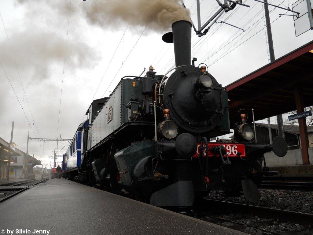 Die Malletlok Ed 2x2/2 am 28.3.2010 in Oberwinterthur aus der Froschperspektive, vor dem Extrazug 33032 Etzwilen - Balsthal.