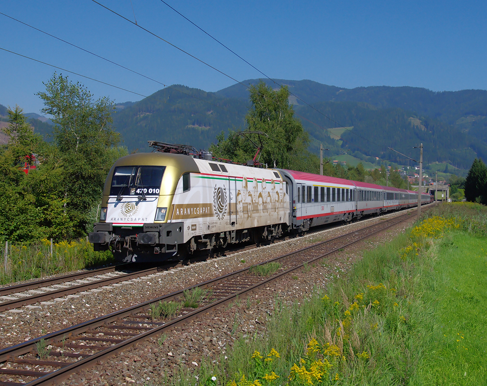 Die MAV 470 010  Aranycsapat  zu deutsch 'Goldene Elf'  war am 20.08. mit dem OIC 531 von Wien nach Lienz unterwegs, und wude von mir in Kraubath aufgenommen.