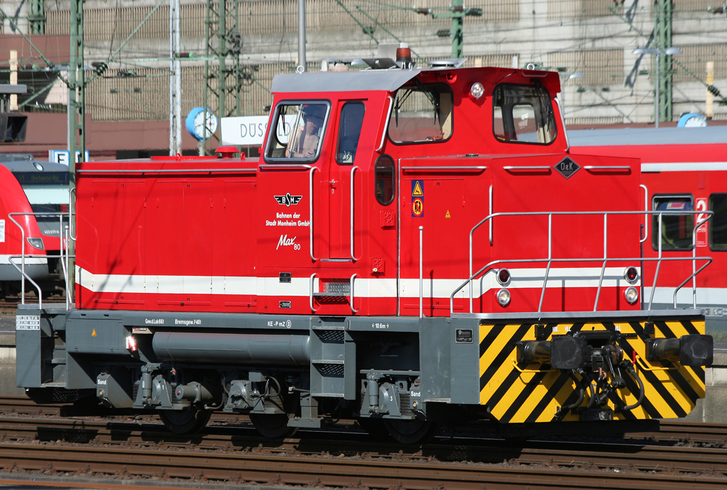 Die Max 80 der Bahnen der Stadt Moheim GmbH steht Lz vor einem Signal in Dsseldorf HBF am 16.06.2010