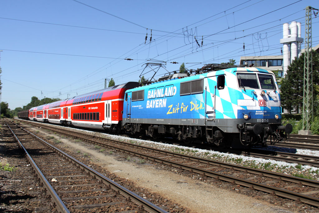 Die Maxl 111 017-0 zieht den Radl Express von Schweinfurt nach Markt Schwaben durch Mnchen Riem am 02.08.2013