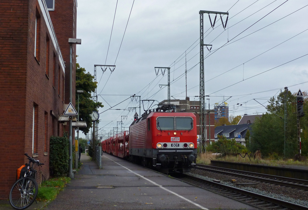 Die MEG 601 fuhr am 13.10.2012 mit einem leeren Autozug von Emden gen Sden, hier in Leer.