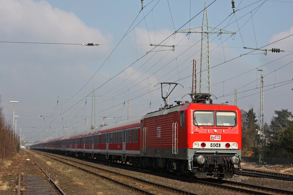 Die MEG 604 (143 257) zog am 4.2.12 den 690 Meter langen DbZ 92222 von Hamm Rbf-nach Ehrang zum Verschrotter,welcher aus 21 n-Wagen und 5 Wittenberger Steuerwagen bestand.Aufgenommen in Ratingen-Lintorf.