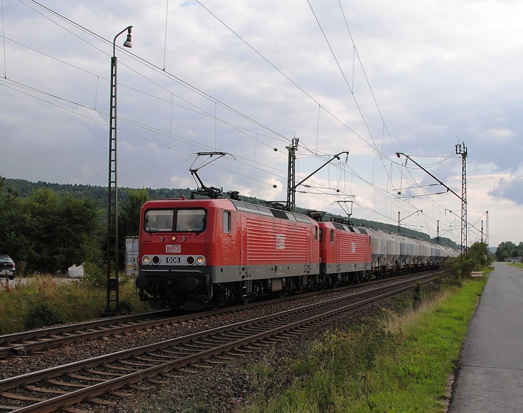 Die MEG 606 und MEG 602 bringen mit vereinten Krften den Zementzug durch Zapfendorf. 09.08.2010.