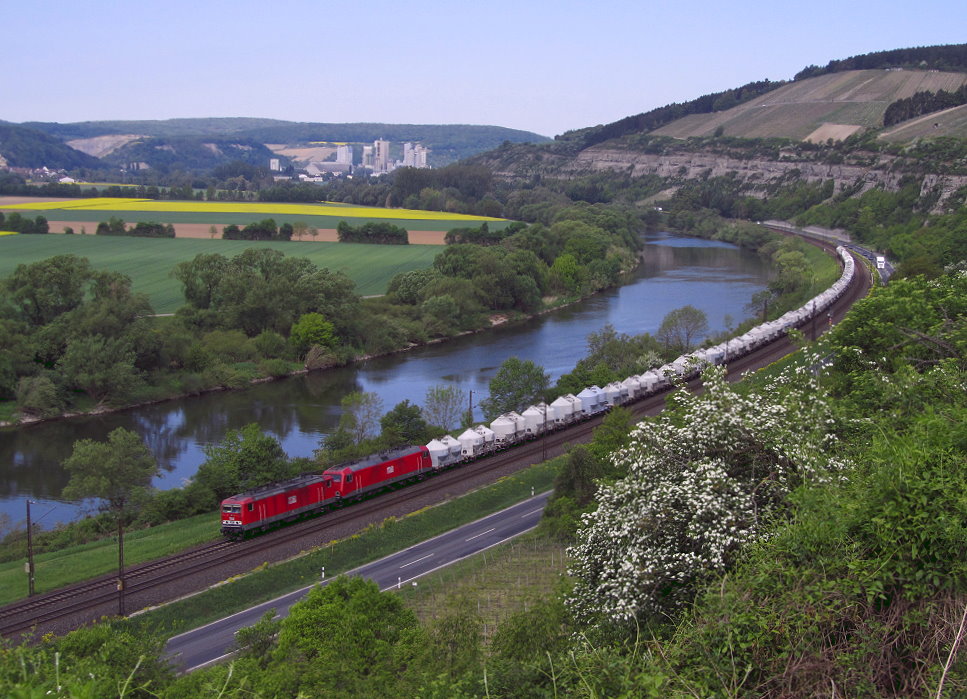 Die MEG am Main auf Tour: ein von Lok 601 gef�hrter Zug zwischen Karlstadt und Himmelstadt, 02.05.2011.