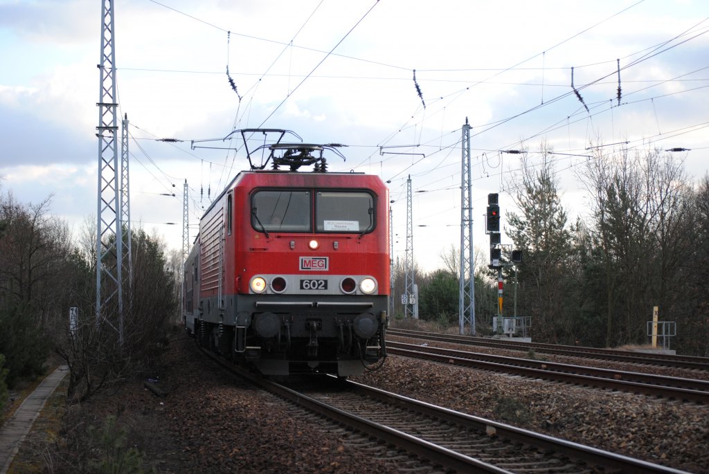 Die MEG hilft bei DB Regio mit der BR 143 hier an der RB 14 am 08.02.2011 in Berlin Eichgestell