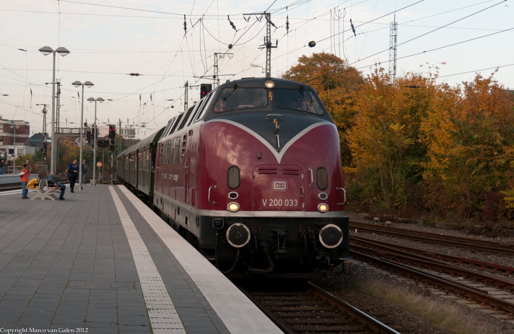 Die MEH V200 033 ist wegen 125 jahre der Warendorfer unterwegs von Rheda Wiedenbrck nach Mnster, hier bei Einfahrt von Mnster am 21 okt 2012.