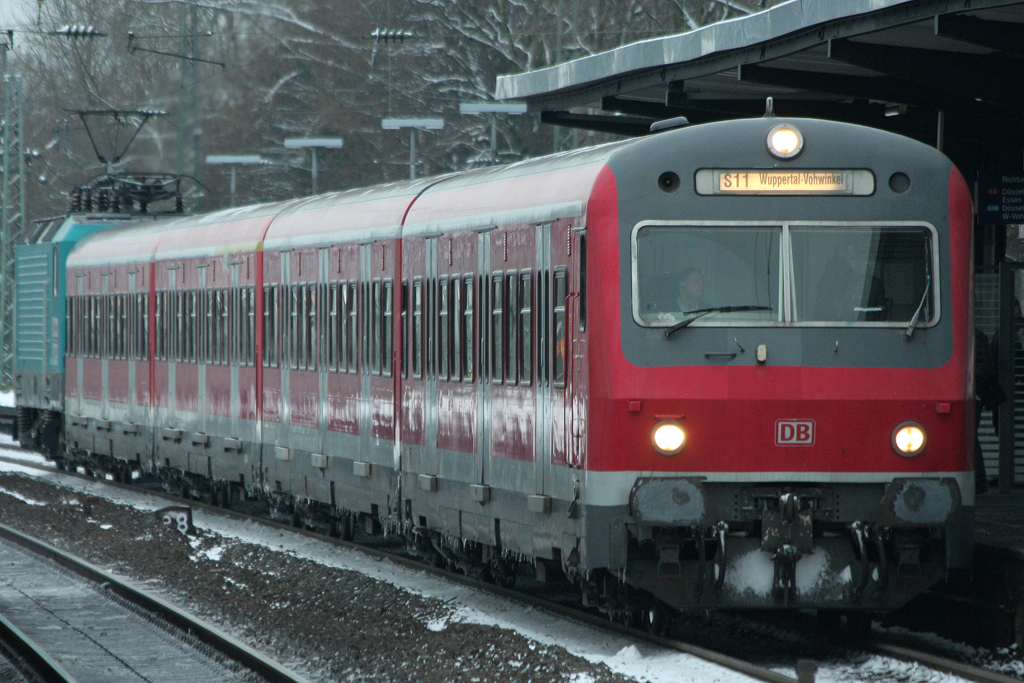 Die Melez 143 247-5 schiebt die S68 von Langenfeld nach Wuppertal Vohwinkel durch Dsseldorf Benrath am 30.11.2010
