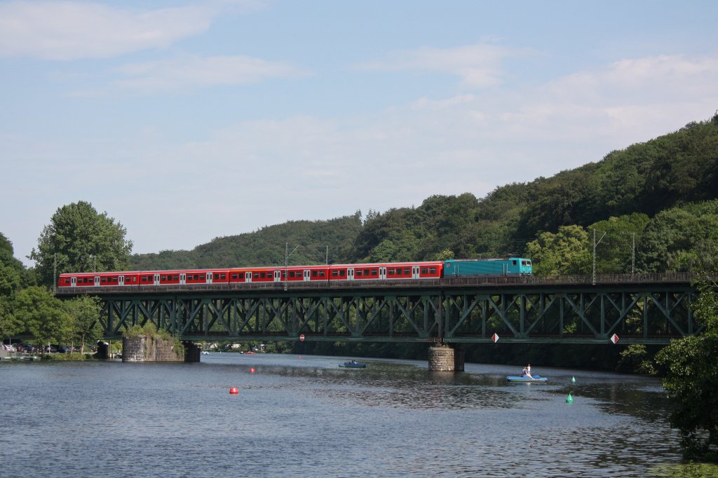 Die Melez 143 247 fhrt am 4.6.11 mit der S6 nach Kln-Nippes ber die Ruhrbrcke in Essen-Kettwig.