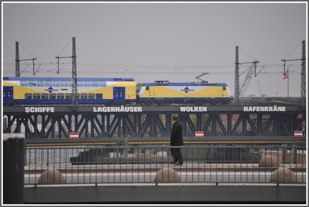 Die Metronom 146 bringt etwas Farbe auf die Oberhafenbrcke in Hamburg. (24.10.2011)