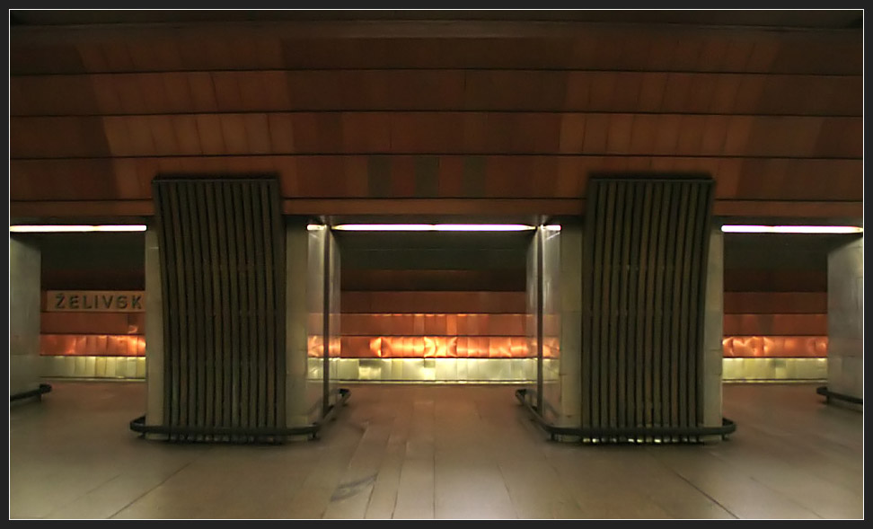 Die Metrostation ´elivského ohne Zug. Die Station ist recht dunkel und damit ohne Stativ kaum noch zu fotografieren. Blick durch die Mittelhalle zur Bahnsteigwand hinter dem Gleis. 

10.06.2010 (M)