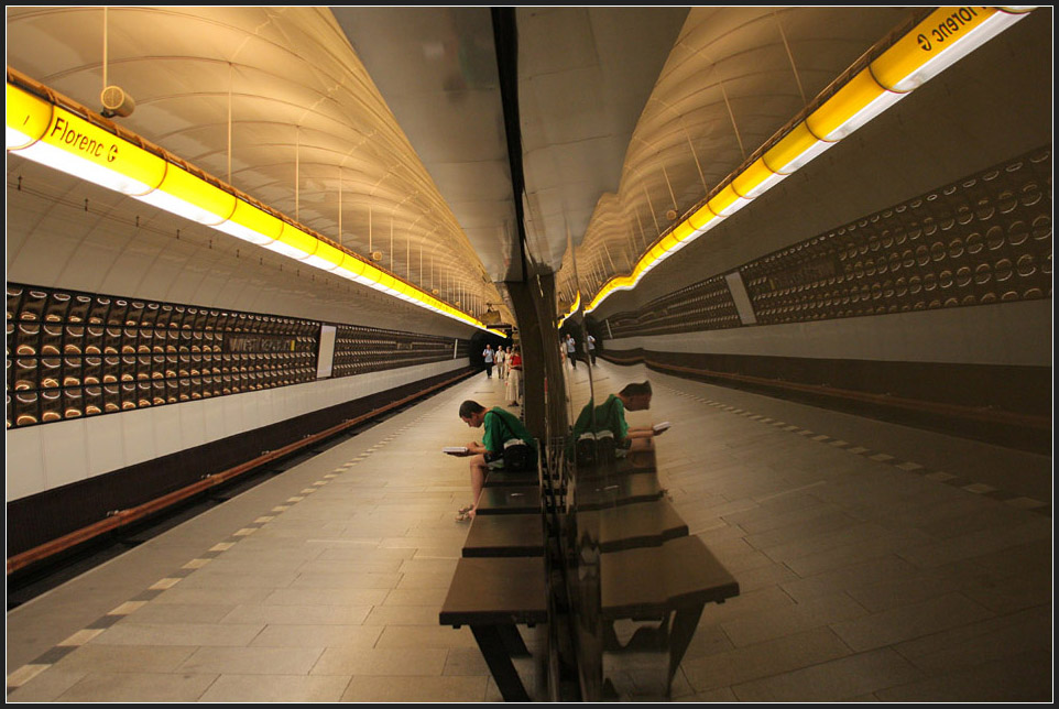 Die Metrostation  Náměstí Republiky  der Linie B in der Prager Innenstadt liegt in 40 Meter Tiefe. Hier wird später vielleicht einmal die Linie D kreuzen. 

10.08.2010 (M)
