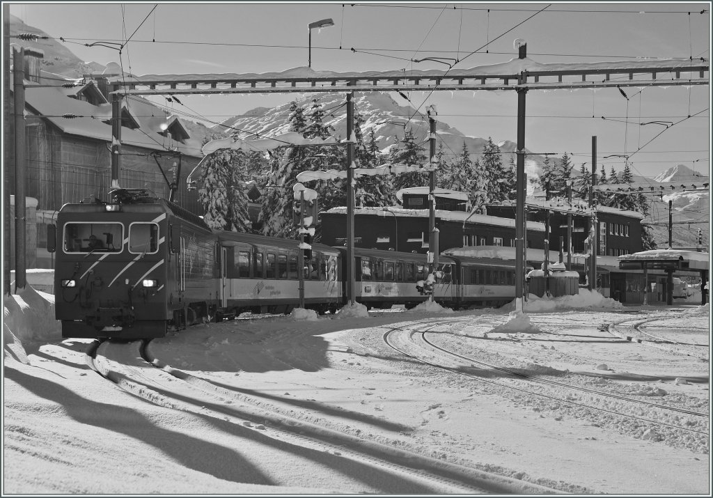 Die MGB HGe 4/4 manvriert in Andermatt ihren Regionalzug nach Disentis auf das richtige Abfahrts Gleis.
12. Dezember 2012