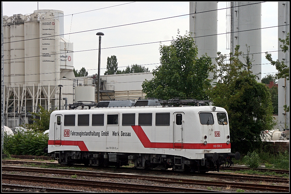 Die Miet-Lok 110 511-3 vom Bw Dessau ist zur Zeit bei EGP im Einsatz. Hier steht sie in der Sonntagsruhe vor dem Zementwerk in der Greifswalder Str (ex E40 134, ex 139 134, gesehen Berlin Greifswalder Str 08.08.2010)