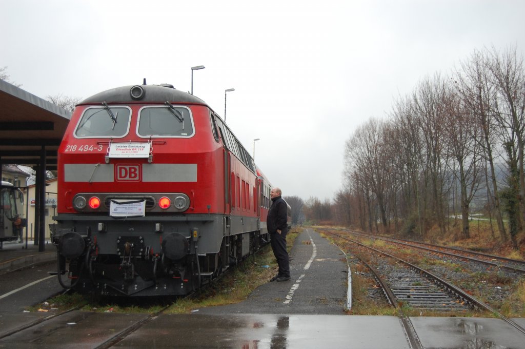 Die mit Alufensterrahmen ausgestattete 218 494-3 beendete damals als  Lbecker Lok den 218-Einsatz auf der KBS 104; nun hatte sie am 11. Dezember 2009 auch die Ehre, den 218-Einsatz auf der Teckbahn zu beenden. Dem Anlass entsprechend zierten sie 2 Schilder. Hierfr nochmals danke an das Personal. Das Bild entstand in Oberlenningen.