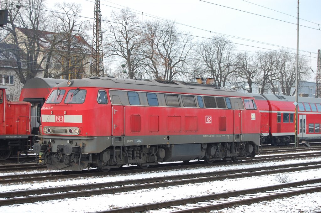 Die mit Bahnrumer ausgestattete 218 443-0 der RAB steht am 7.1.2010 auf einem Nebengleis des Ulmer Hauptbahnhofes und wartet darauf, Rangiererlaubnis zu bekommen. In ihrem Inneren findet sich der abgasoptimierte TB11-Motor der einst letzten orientroten 218 wieder.
