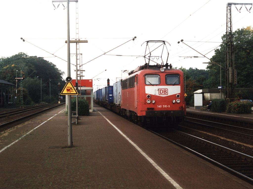 Die mit Fernlichtern ausgestattete 140 510-9 mit eine Gterzug auf Bahnhof Salzbergen am 28-9-2001. Bild und scan: Date Jan de Vries.