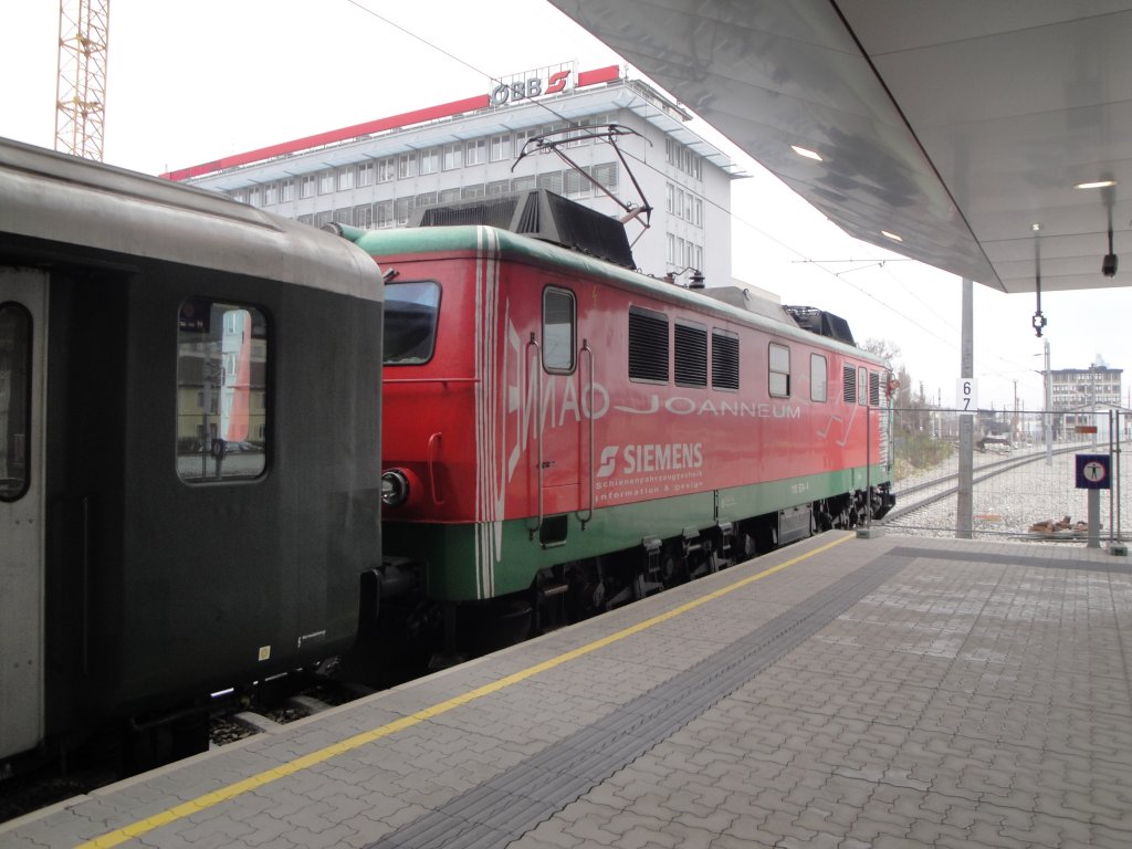 Die mit der Joanneum Werbung versehenen Br 1110 steht am 12.12.09 im Bahnhof Wien Prater