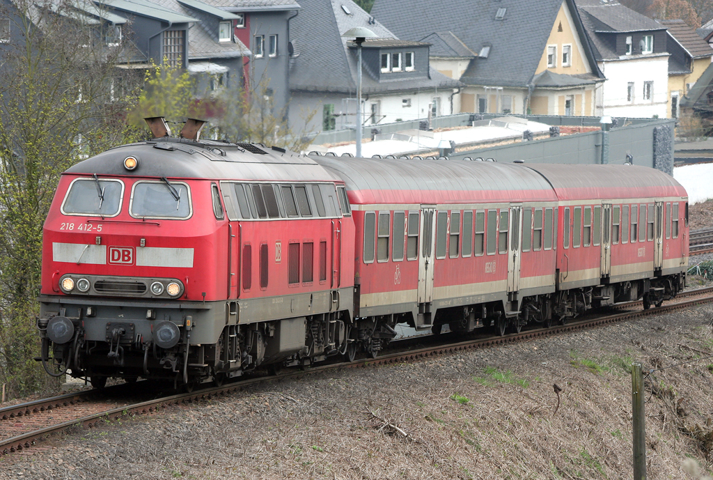 Die mit LED Scheinwerfern ausgerstete 218 412-5 zieht die RB Hunsrckbahn von Boppard HBF in die Steigung Richtung Emmelshausen am 30.03.2011