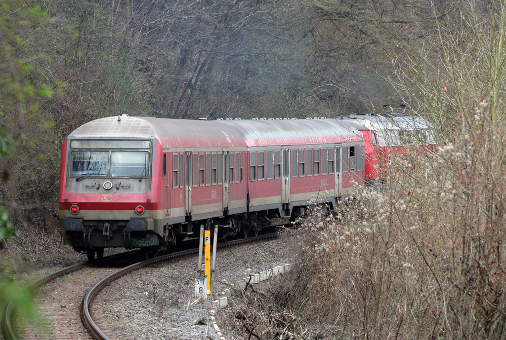 Die mit LED Scheinwerfern ausgerstete 218 412-5 zieht die RB Hunsrckbahn mit Ost Wittenberger von Boppard HBF in die Steigung Richtung Emmelshausen am 30.03.2011