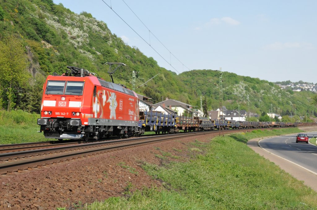 Die mit Schweizwerbung beklebte 185 142-7 zieht einen mit Stahlprofilen beladenen Gterzug durch Erpelk in Richtung Norden. Aufgenommen am 23/04/2011.