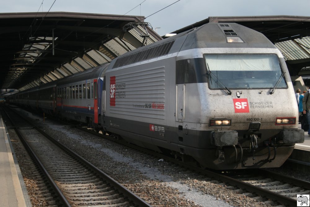 Die mit Werbung fr das Schweizer Fernsehen fahrende 460 100-1 steht am 9. Oktober 2009 an der Spitze eines Personenzuges im Bahnhof Zrich.