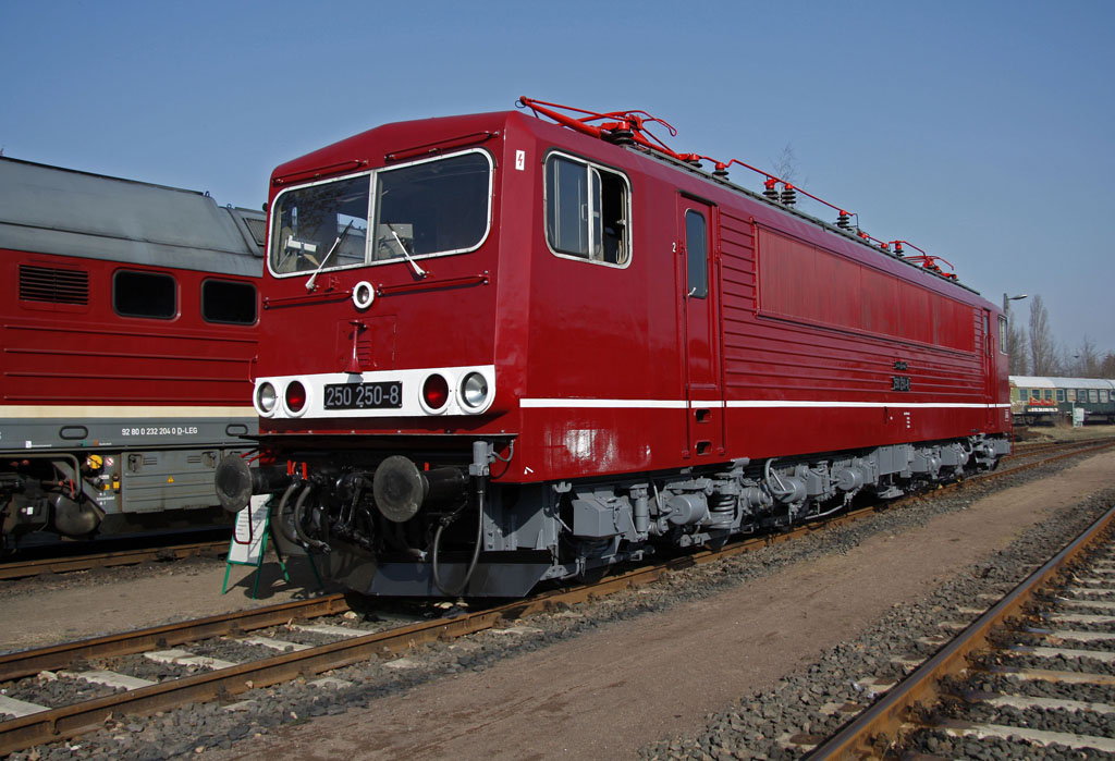 Die von den Mitgliedern des TEV Weimar in einen hervorragenden �u�erlichen Zustand im Farbschema der DR versetzte Museumslokomotive 250 250-8, war ebenfalls zum Saisonauftakt des Eisenbahnmuseums Leipzig am 17.03.2012 zu Gast. Genau so mu� sie wohl ausgesehen haben, als sie 1984 das LEW Hennigsdorf verlies.