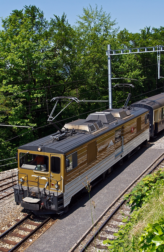 Die MOB GDe 4/4 6005 (ex TPF GDe 4/4 101) kurz vor der Einfahrt, am 27.05.2012, in den Bf Chamby mit dem GoldenPass Classic. Diese Loks, strenggenommen Gepcktriebwagen, habe eine Dauerleistung von 1016 kW und knnen 100 km/h schnell fahren, gebaut wurde sie 1983 von SLM, Winterthur und ABB, Baden 