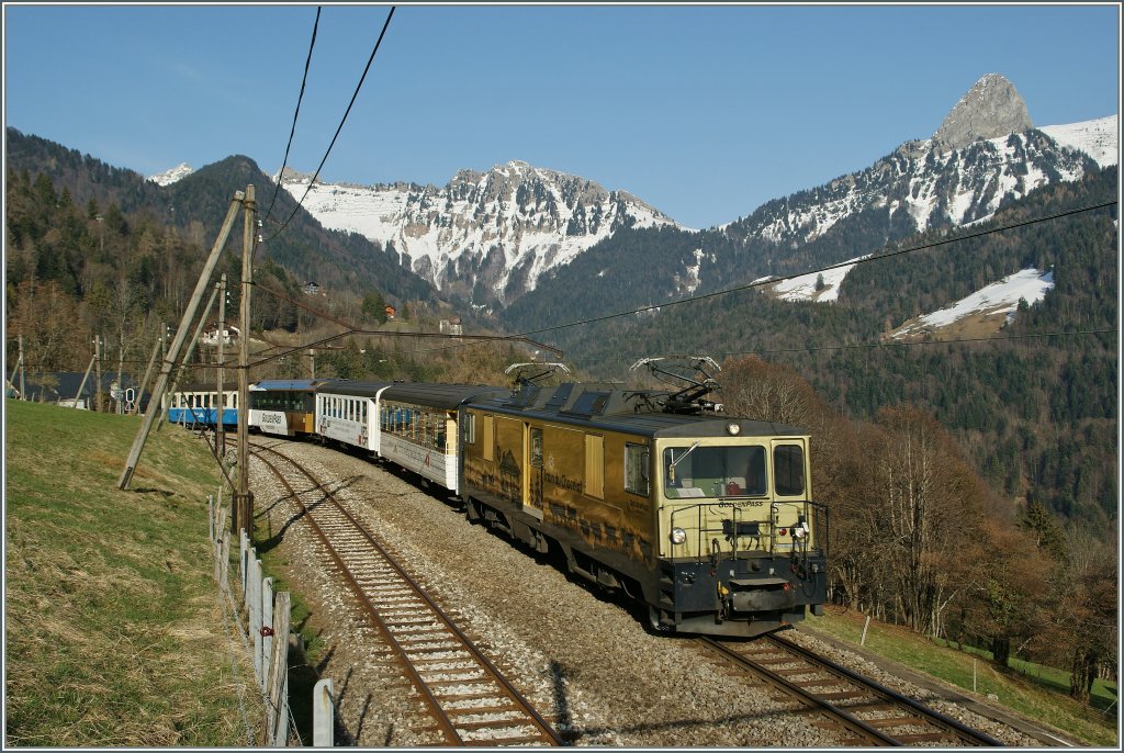 Die MOB GDe 4/4 im  Schokoladenzug-look  zieht ihren Regionalzug 2225 bei Sendy - Sollard Richtung Montreux. 
21. März 2012