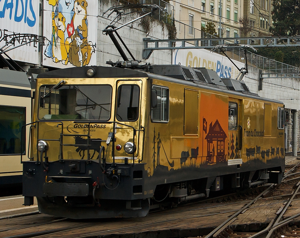 Die MOB (Montreux–Berner Oberland-Bahn) GDe 4/4 6003 fhrt am 26.02.2012 im Bahnhof Montreux.
Diese Meterspurige Lok (eigenlich ein Gepcktriebwagen) wurde 1983 von SLM/ABB gebaut, sie hat eine Dauerleistung von 1016 kW, die Achsfolge ist Bo´Bo´. Die Loks der Serie 6001-6004 gelten mit ihrer Hchstgeschwindigkeit von 110 km/h als schnellste Schmalspurloks der Welt. 