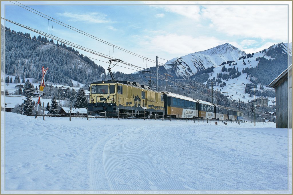 Die MOB  Schokoladen-Lok  mit einem Panoramic-Express nach Montreux kurz nach Gstaad am 14. Januar 2010.