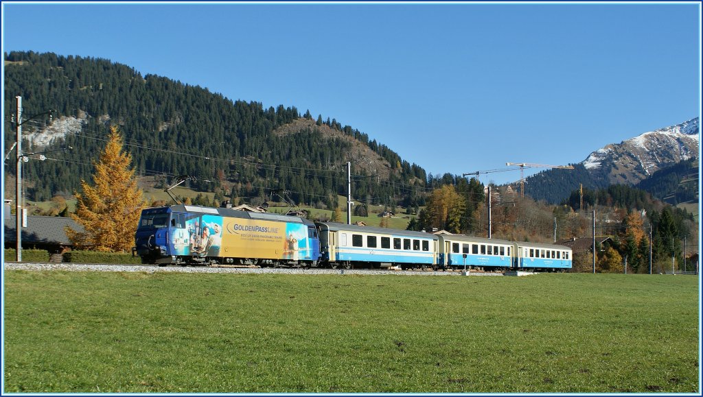 Die MOB im traditionellen Hellcreme/Blau: Kurz nach Gstaad Fhrt die Ge 4/4 III mit ihrem Regionalzug 2221 am 5. Nov. 2010 Richtung Montreux.