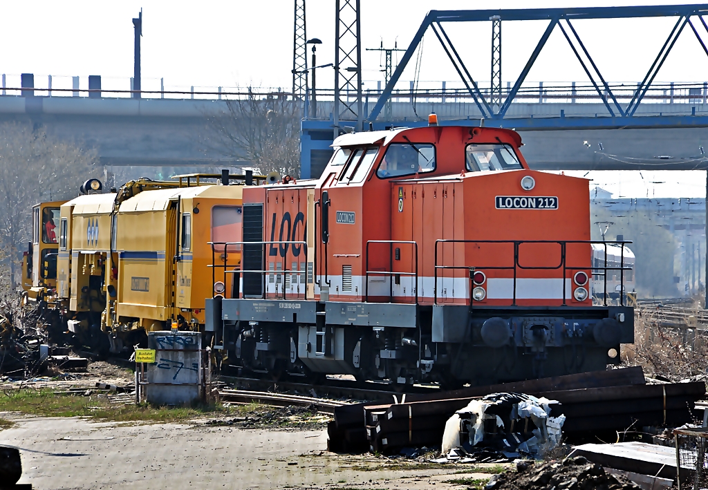 die  moderne schiefe  Locon 212 abgestellt am Rande des Bf Stralsund am 13.04.2010