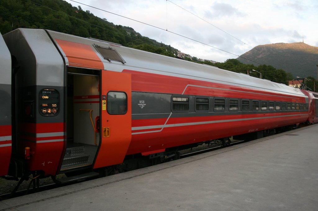 Die modernen Nachtzugwagen WLAB-2 laufen in allen Norwegischen Nachverbindungen und somit auch zwischen Oslo und Bergen. Das Bild zeigt den Wagen WLAB-2 21096 am 8.7.2010 am Nachtzug Bergen - Oslo. Alle Fahrzeuge des Typs tragen inzwischen das neue NSB-Design. 