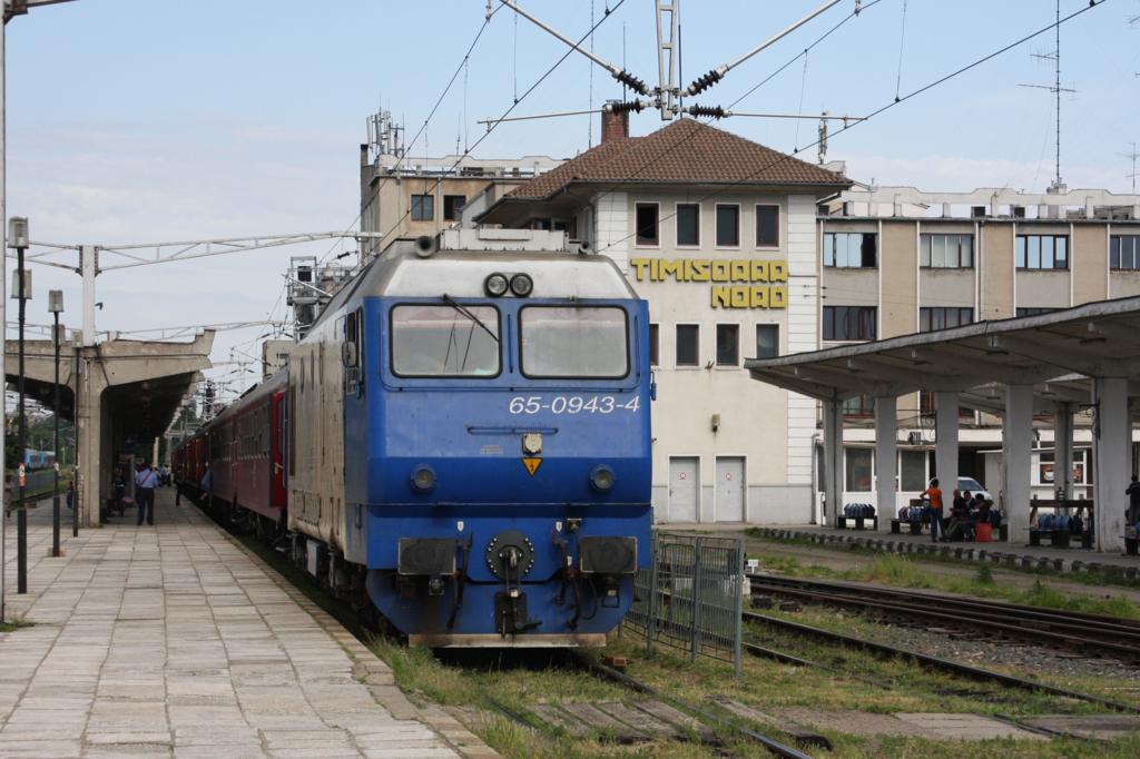 Die modernisierte CFR 65-0943-4 hat am 12.5.2010 gerade im Bahnhof
Timisoara Nord einen Schnellzug bespannt. 