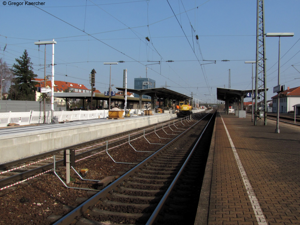 Die Modernisierung des Bahnknoten Graben-Neudorf zum Anschluss an die S-Bahn Rhein-Neckar kommt voran und wird bis Ende November abgeschlossen sein. Phase 1 umfasst die Modernisierung des Bahnsteig 3. Die steht am 08.03.2011 kurz vor dem Abschluss. Als nchstes wird dann der Bahnsteig 2 modernisiert. Zge drfen die Gleise 1 und 2, seit die Bauarbeiten laufen, nur noch mit maximal 120 km/h passieren. Die Gleise 1 und 2 sind fr bis zu 200 km/h Durchfahrgeschwindigkeit ausgebaut.