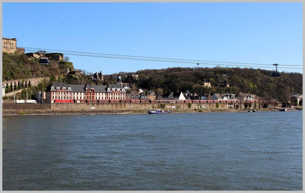 Die Mglichkeit zwei Bahnen unterschiedlicher Arten zu fotografieren, hat man beim Deutschen Eck in Koblenz, wo auf der anderen Rheinseite die Rheinseilbahn zur Festung Ehrenbreitstein die Trasse der rechten Rheinstrecke berquert. 1. April 2012