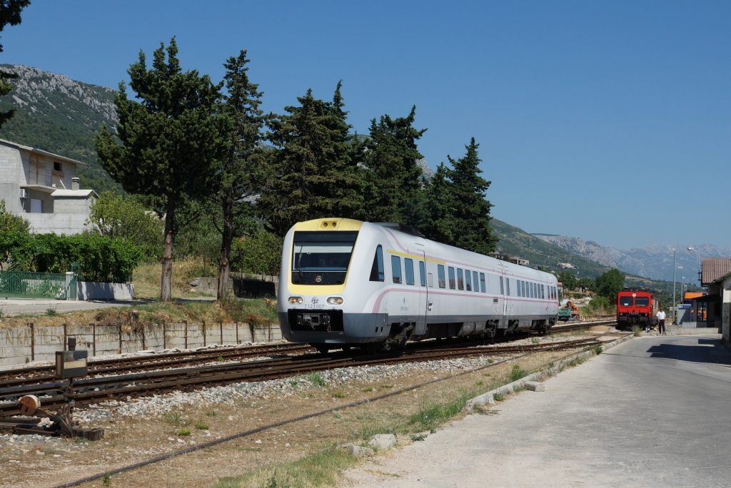 Die momentan einzige taugliche Neigetechnikgarnitur besteht aus 7123 007 und 008. Nach einem kurzen Aufenthalt in Katel Stari stetzt ICN 522 die Reise nach Zagreb fort. 23.07.2013