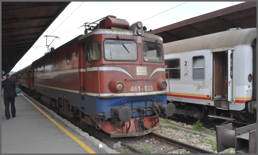 Die montenegrinische 461-033 wirkt dagegen usserst ungepflegt. Sie steht hier in Belgrad und wird den Tageszug nach Bar bernehmen. (04.07.2011)