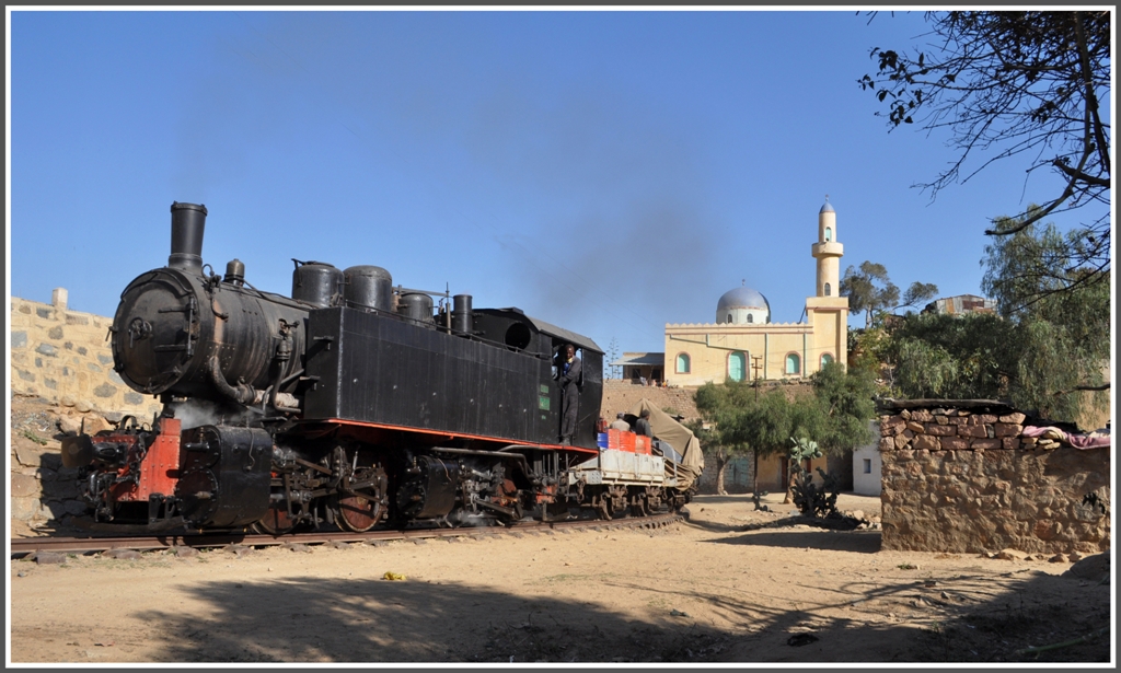 Die Moschee von Nefasit bildet eine schne Kulisse fr 442.56. (01.02.2012)