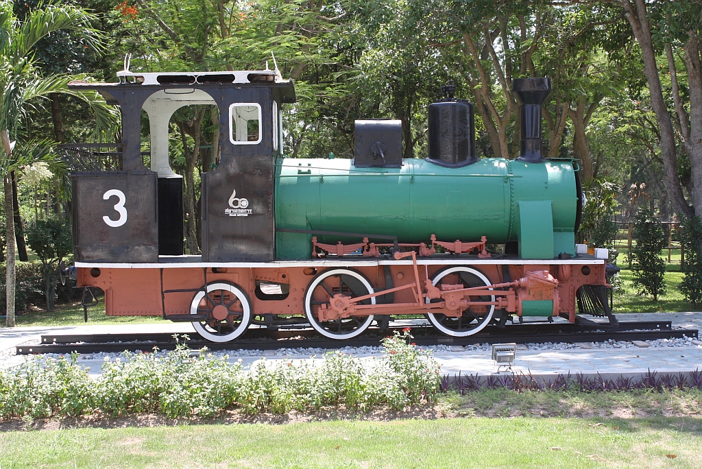 Die MRC 3, ex TRC 3 (B1-n2t, Kraus-Sendling, Bauj. 1905, Fab.Nr. 5418) wurde von der Zufahrt zum Siam Country Club Pattaya zum Eingang desselben umgestellt. Bild vom 15.Mai 2012. 

