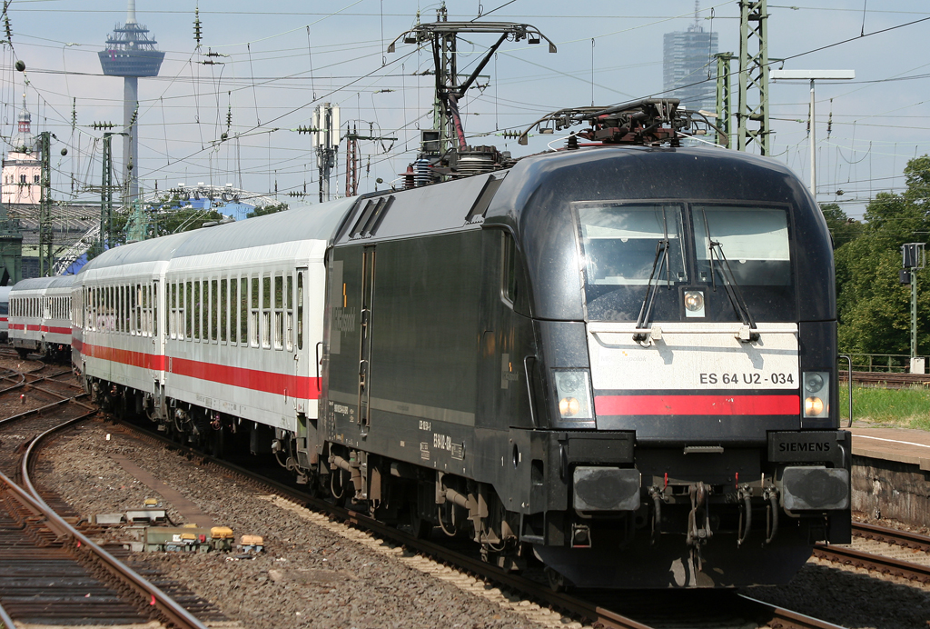Die MRCE 182 034-8 / ES 64 U2 - 034 zieht einen IC durch K�ln Messe/Deutz am 13.08.2010