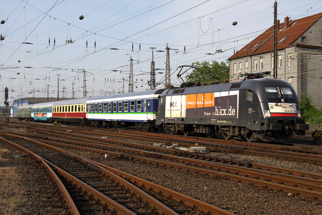Die MRCE 182 530-6 / ES 64 U2 - 030 zieht den HKX von Hamburg nach Kln durch Osnabrck HBF am 18.06.2013