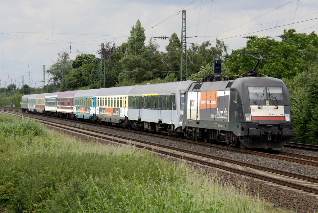 Die MRCE 182 530-6 / ES 64 U2 - 030 zieht den bunten HKX mit Abellio Wittenberger von Hamburg nach K�ln durch Angermund am 21.06.2013