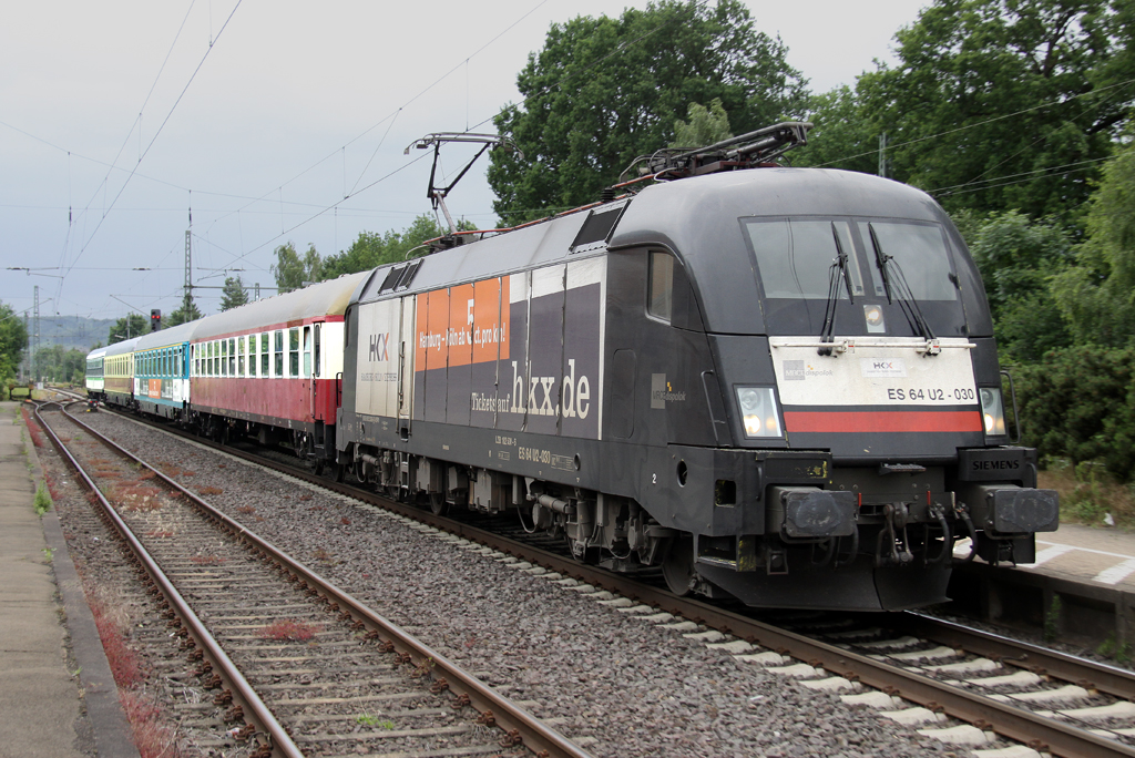 Die MRCE 182 530-6 / ES 64 U2 - 030 zieht den bunten HKX von Kln nach Hamburg durch Bohmte am 25.06.2013