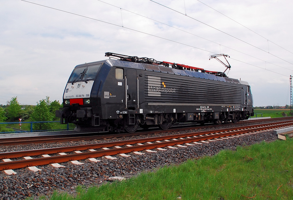 Die MRCE 189 108 kommt ber die Brcke der K33 bei Allerheiligen Lz in Richtung Norf gefahren... 4.5.2012