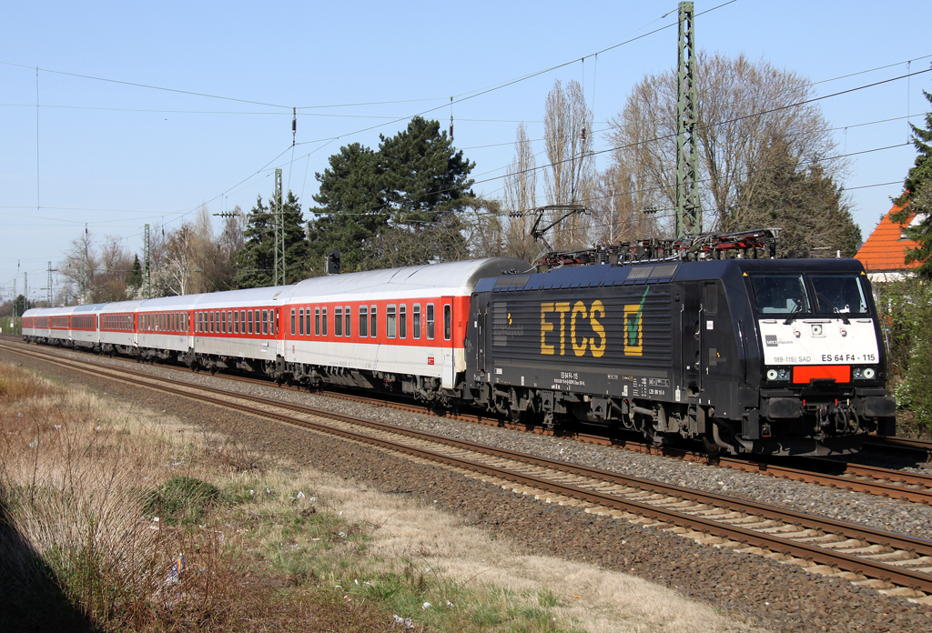 Die MRCE 189 115 mit ETCS Werbung zieht den AZ 13309 von Dortmund Bbf zur Bereitstellung nach D�sseldorf durch Angermund am 25.03.2012