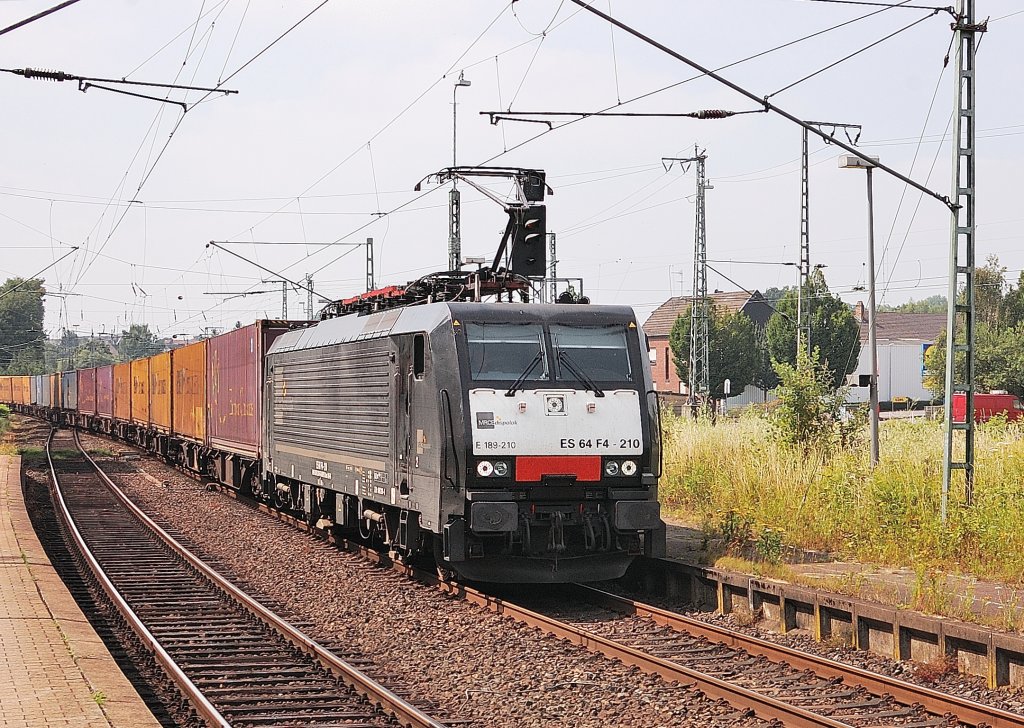 Die MRCE 189 210 von Odenkirchen kommend bei der Durchfahrt des Rheydter Hbf mit einem Containerzug. 14.7.2013