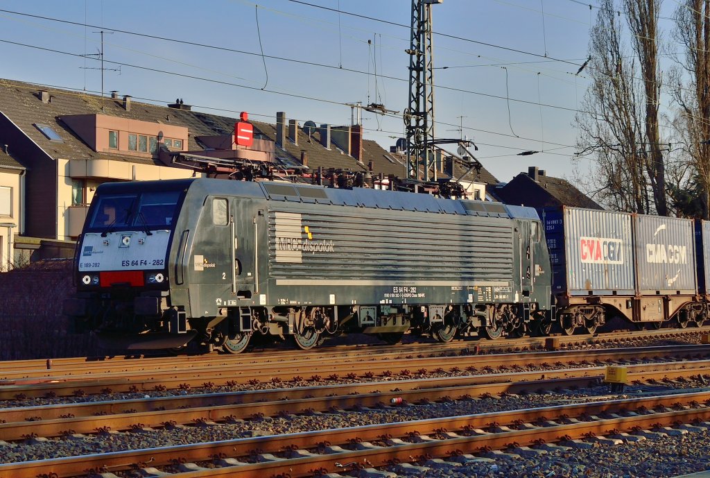 Die MRCE 189 282 kommt gerade von der Brcke Wickrather Strae in den Bahnhof Rheydt auf Gleis 1 eingefahren und umfhrt die auf Gleis 2 wartende RB33 nach Duisburg.26.3.2013