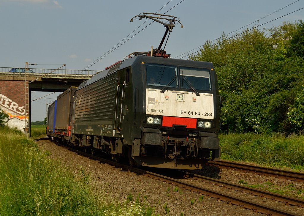 Die MRCE 189 - 284 kommt hier hinter Noithausen mit einem Jan De Rijk Klv in Richtung Rheydt gefahren. Freitag den 7.6.2013