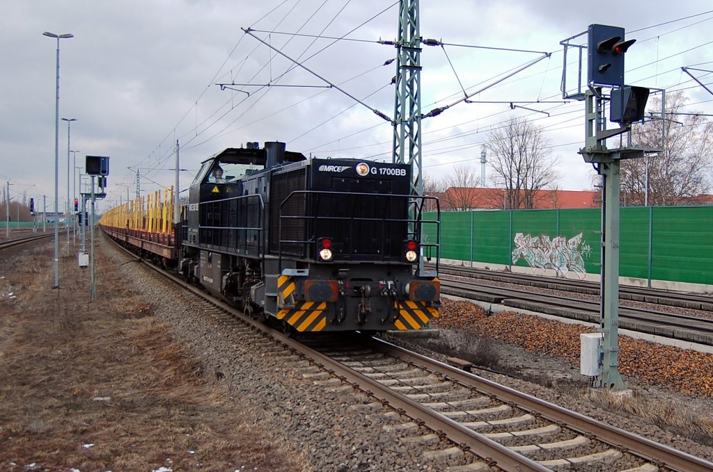 Die MRCE 500 1592 Dagmar (277 015-4) mit einem leeren Holzzug durch Rathenow. 16.03.2010. Bei der durchfahrt hie es festhalten *g*